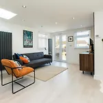 Spacious Modern 2 Bedroom London Flat