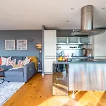 2 Bedroom Apartment With Park Views Shoreditch