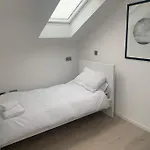 Dockside Sleeps 8, Uber Boat To Canary Wharf In 3 Mins