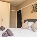 Stunning 3 Bed Home In New Malden, South West London -Newly Decorated - Free Parking - Ultrafast Wifi - Smart Tv - Netflix - Sleeps Up To 6! Close To Wimbledon And Kingston.