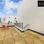 Eden 2Bedroom Apt Sleeps 6 In London With Wifi & Leisure By Maison Christo Property Short Lets & Serviced Accommodation