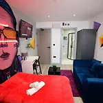 Business Leisure Professional Flat B Unit 2 Lewisham Wifi Netflix By Cineplex Short Lets & Serviced Apartments