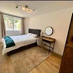 Lovely 2Br Suite In Bow, E3