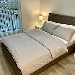 1 Bed Apartment In Zone 2, Minutes From Oval Tube.