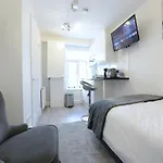 London Studios Very Close To Central Line Underground Shepherds Bush And Westfield Newly Refurbished