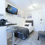 London Studios Very Close To Central Line Underground Shepherds Bush And Westfield Newly Refurbished