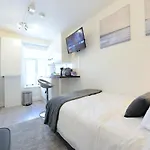 London Studios Very Close To Central Line Underground Shepherds Bush And Westfield Newly Refurbished