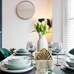 Stylish Apartment Opposite Westfields