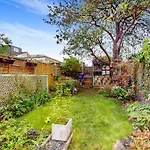 Enchanting 3 Bedroom House With Garden In Leyton