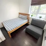 Large Apt Close To Central Ldn