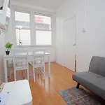 Great Flat Located In Trendy Soho