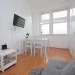 Great Flat Located In Trendy Soho