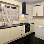 2 Bedroom Flat In Vauxhall, London