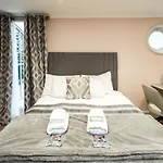 Superb Chelsea Rare Find With Patio 2 Min From Tube