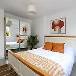 W London Apt For 4. Open Plan Kitchen/Living Room