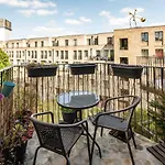 Shiny & Comfy Stay With Underground Links Nearby!