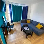 4 Bedroom House Parking & Garden Near Central London