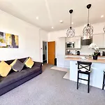 Stunning 2 Bed 2 Bath Luxury London Apartment!