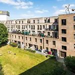 Shiny & Comfy Stay With Underground Links Nearby!
