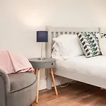 Spacious Family Home With Games Room & Garden