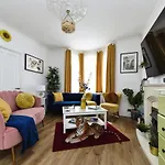 Your Chic 3Br Home Comfort And Style In London