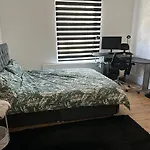 Huge Room By London Bridge - King Sized Bed