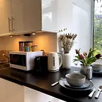 Cute&Cozy Studio Apt In Barons Court
