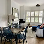 A Cosy 1 Bedroom Flat In South West London