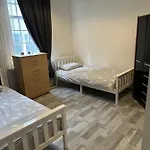 Central London Location, Close To Bars Restaurants And Train Stations