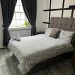 Central London Location, Close To Bars Restaurants And Train Stations