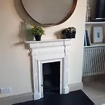 Beautiful Private Room In Queens Park Townhouse
