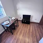 Flat 10 Near Westfield Centre, 1 Bedroom, 1 Bathroom Flat