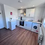 Flat 10 Near Westfield Centre, 1 Bedroom, 1 Bathroom Flat