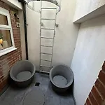 Two Bedroom House In Kilburn