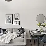 Luxury 1 Bed Flat South Woodford With Parking - Minutes Walk To Central Line Zone 4