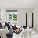Luxury 1 Bed Flat South Woodford With Parking - Minutes Walk To Central Line Zone 4