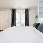 Well-Positioned Studio Flat