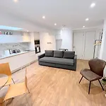 Two Bedroom Flat With Private Patio In Battersea