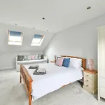 Spacious Family Home With Garden