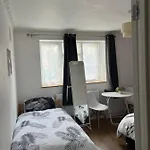 Private Room With Two Beds Near Central London