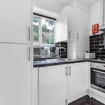 Charming City Escape In London