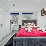 Serviced Ensuite Room Finsbury Park London N19