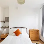 Large, Bright And Spacious 3 Bed Flat In London