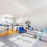 Spacious 2 Bedroom Flat With Garden In Acton