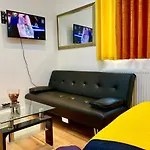 London Studio Apartments, Private Bathroom, Kitchenette, Parking, Np4