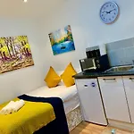 London Studio Apartments, Private Bathroom, Kitchenette, Parking, Np4