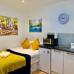 London Studio Apartments, Private Bathroom, Kitchenette, Parking, Np4
