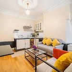 Private Flats In 17Th Century Townhouse, Trafalgar Square, Embankment, Waterloo