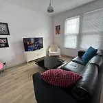 London Flat Next To Central Line Underground Station