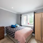 Cozy 2-Bedroom Flat In Battersea